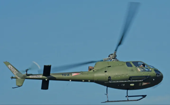 7. ábra. Az AS 350-eseket főleg a polgári szervezetek alkalmazzák, eredetileg a honvédség helikopterei is az OMSZ-nél  repültek, de készültek kifejezetten katonai célú, fegyveres változatok is, amelyeket a francia, vagy a brazil hadseregben is  alkalmaznak