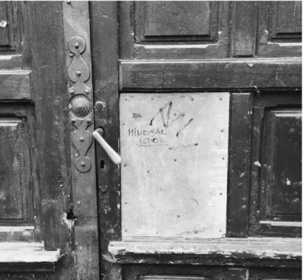 7. kép. A mindjárt lexéma kiejtés szerinti írásmóddal egy budapesti kapun