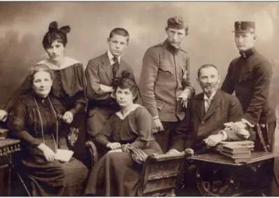 1. ábra. A Janicsek család az első világháború után. A kép jobb szélén  Jáky (Janicsek) József főhadnagyi rendfokozatban