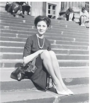 5. kép: Divatos pesti nő a Nemzeti Múzeum lépcsőin 1967-ben. 