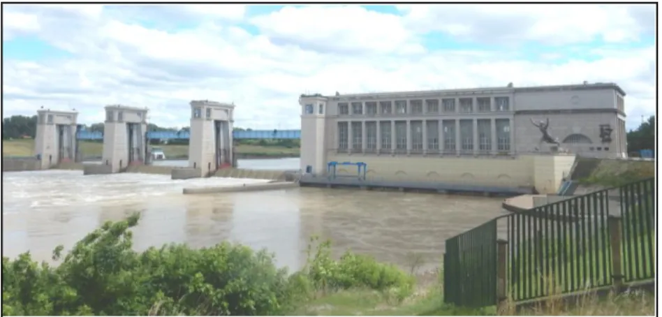 Abb. Nr. 1: Staudamm und Wasserkraftwerk in Tiszalök.  Aufnahme von MM., 2020  Ab  Juni  1953  hatten  die  Gefangenen  deutscher  Herkunft  wegen  des  deutsch-ungarischen Handelsvertrags die Möglichkeit, das Lager zu verlassen