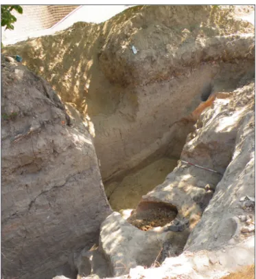 7. kép. A korai sánc építésekor a dombba ásott padkák  maradványai
