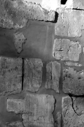 1. kép. Maszaharta építési felirata Amun-Ré trónoló alakja mellett (Dembitz Gabriella felvétele) Ha megvizsgáljuk a jelenetek elhelyezkedését, azonnal szembetűnik, hogy egy, az udvarra nyíló oldalajtó közelébe vésték őket, nem véletlenül