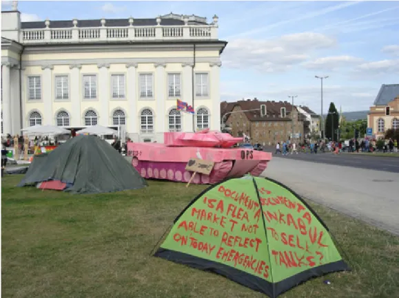 3.21. kép: A hajléktalanok jogaiért tüntető művészek és civilek a Dokumenta kiállítás idején, 2012 Fridericianum, Kassel