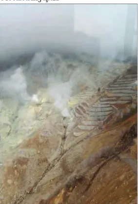 Figure 12: The still active sulphur vents of the volcanic Mount Hakone  Source: Photograph by A NDREA  P ÓR