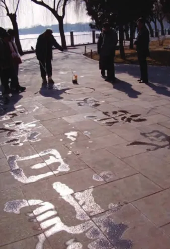 5. kép: Az írás szentsége. Szabadtéri kalligráfia Pekingben Forrás: Bagi Judit felvétele