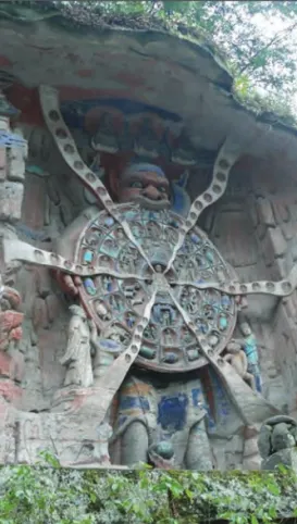 6. kép: Életkerék. Kőfaragás a buddhista, konfuciánus és taoista hitet is tükröző Tacu (Dazu)  barlangokból, Szecsuan (Sichuan) tartomány