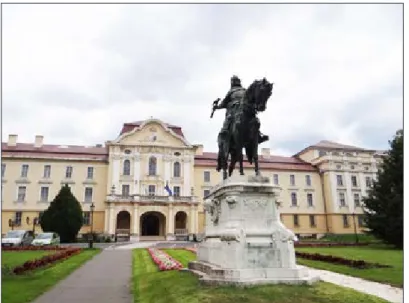12. ábra: Kálmán herceg lovas szobra, háttérben az Szent István Egyetem  (egykoron premontrei gimnázium) fő épületének bejárata