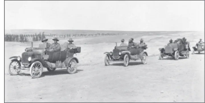 6. ábra. Parancsnoki kocsiként használt két Ford T az  ausztrál katonai menetoszlop elején Palesztinában, 