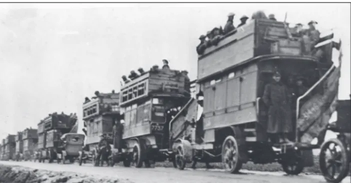 2. ábra. Nagy-Britanniából, a csatornán áthajózott londoni  buszokon vonulnak a brit katonák a frontra  Franciaország-ban, az első világháború idején