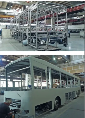 15. ábra. Így születik az autóbusz: a kocsiszekrény  acélrács-szerkezetére lassan felkerülnek, az alumínium  oldallemezek