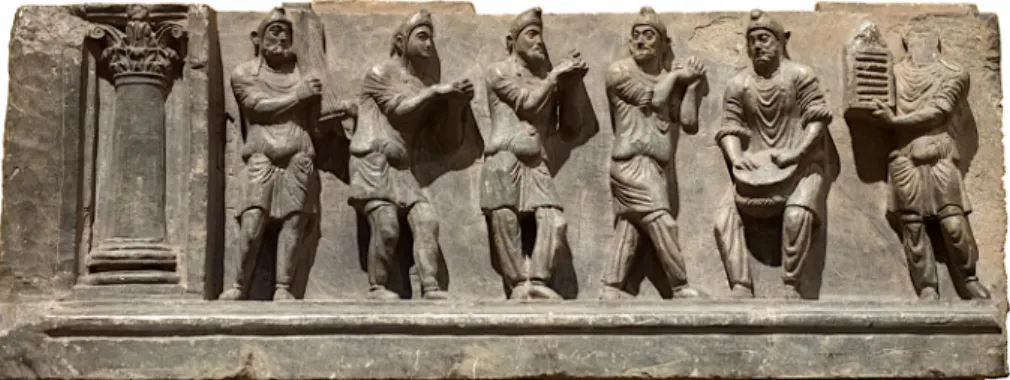 2. ábra : Zenélő-táncoló szakaurak (Peshavar, Buner-dombormű, i.  e. kb. 1. század) (Forrás: Wikimedia Commons)