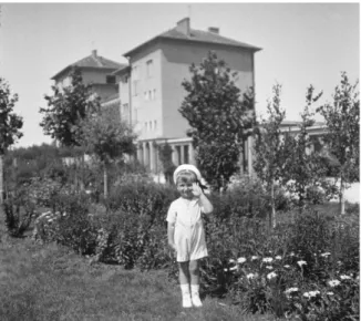 35. kép. Árkádos átjáró, 1944. 34. kép. Hátsó kert, 1940.