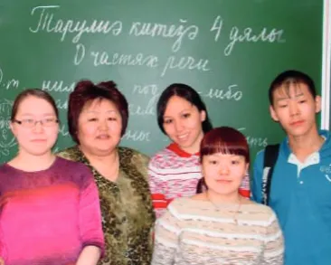 4. kép. Nganaszan diákok Dugyinkában tanárnőjükkel.  