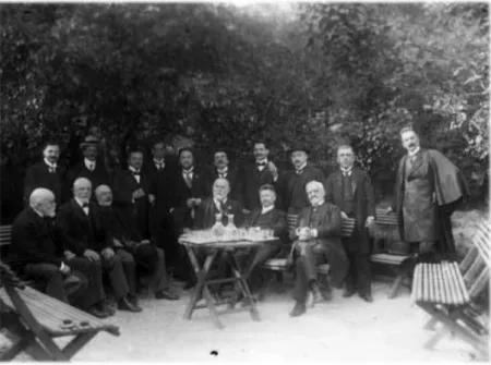Abb. 2     Lehrerkollegium 1911 mit Frigyes Hoffmann (sitzend, 3. v. r.)  von Kleinmayr als Leiter des Germanistischen Seminars zwischen 1912–