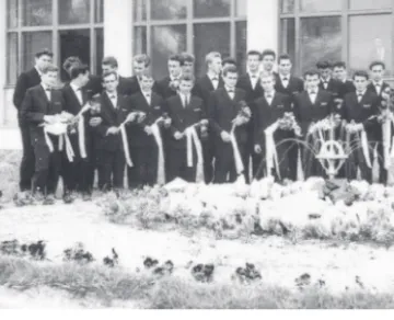 Kép leírása: a csoportképen 23 szereplő áll egy épület előtt, valamennyi férfi  és ün- ün-neplőben van