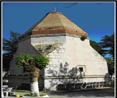 Şekil no: 3 Alemşah Kümbeti’nin piramit çatısı ve genel görünümü         (Baş, 2010) 