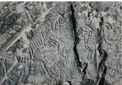 Şekil 1. Tom ırmağı kıyısında yazılı kayalar galerisi. “Avrasya Şamanlar”, Hoppal, M. 2014,  İstanbul: Yapı Kredi, s