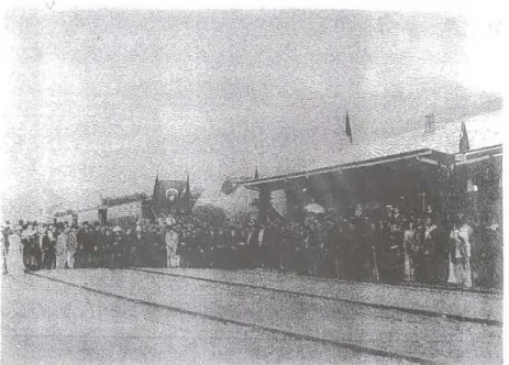 Şekil 3.7 1892 yılında Bursa-Mudanya demiryolunun açılış töreni, Fotoğraf: J.D.S. Papazyan  (Özendes, 1999, s.79)