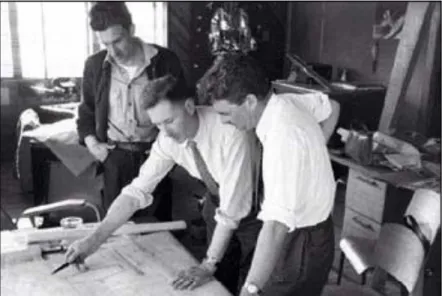 Şekil 2.4 Tarık Carım, Avustralyalı bir mimar ile 1952 yılında Maxeville’de Jean  Prouvé’nin ofisinde [57] 