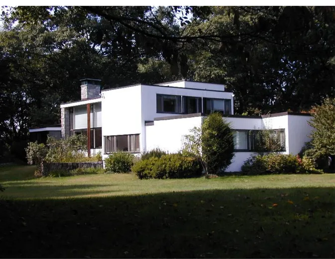 Şekil 2-10 W. Gropius ve M. Breuer’in tasarımı Breuer House (1938–39) (web1, 2009)  Öte yandan Gropius’un söz ettiği şekilde anılan bir üslup olmasa da Bauhaus’un kendisinden  sonra mimarlıkla ilgili pek çok farklılık yarattığı da açıktır
