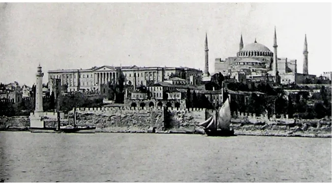 Şekil  3.12.  Darülfünun  binasının  Marmara  Denizi’ne  bakan  arka  cephesinin  neo-klasik  düzenini  ve  tarihi  yarımadanın  Boğaz  girişinden  görünüşünü  gösteren  fotoğraf  (Şehbal,  1  Teşrinisani 1325/14 Kasım 1909, s.289)