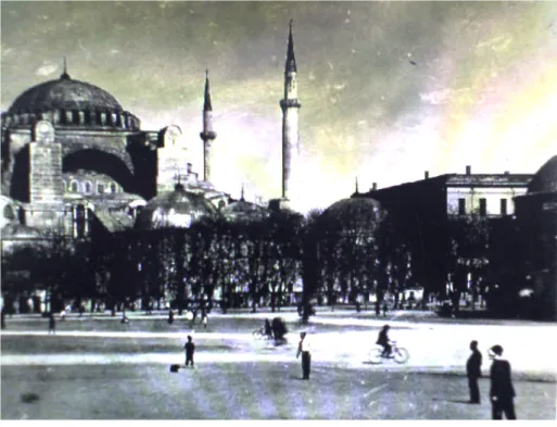 Şekil 3.16. Darülfünun binasının daha sonra düzenlenen Sultanahmet Meydanı ve Ayasofya  ile ilişkisi (Atatürk Kitaplığı, Kartpostal, No