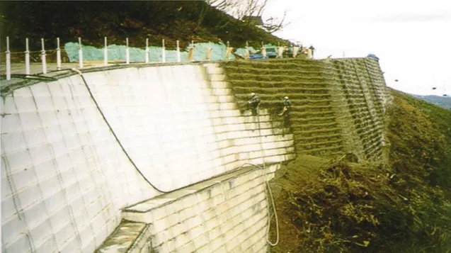 Şekil 2.34. Japonya’da yol dolgusu uygulamasında bir geofoam duvar