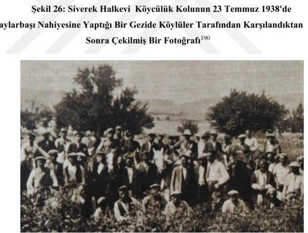 Şekil 26: Siverek Halkevi  Köycülük Kolunun 23 Temmuz 1938'de  Çaylarbaşı Nahiyesine Yaptığı Bir Gezide Köylüler Tarafından Karşılandıktan 
