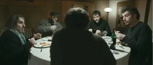 ġekil 4. Yeraltı filminden bir sahne.  Yemek sırasında Muharrem‟e yönelen yabancı 