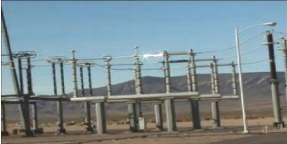Şekil 1.2. 500 kV’luk bir havalı kesicide oluşan ark görüntüsü 