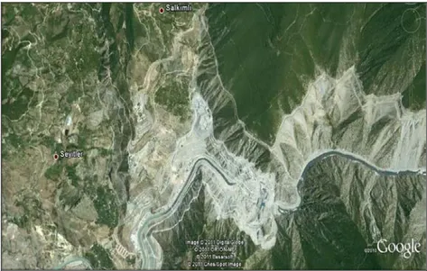 Şekil 12.  Çoruh  Nehrinde  baraj  çalışmaları  nedeniyle  yüksek  kotlara  çıkarılan  karayolu  ulaşım  ağının  inşasının  neden  olduğu  arazi  tahribatı  ve  toprak  erozyonunun uydu görüntüsü