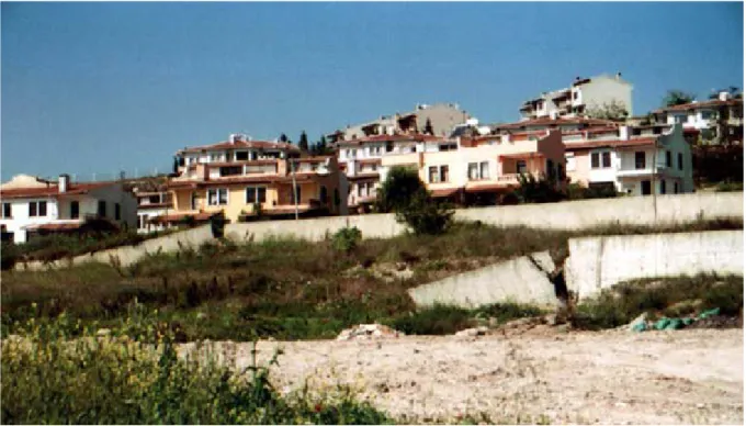 Şekil 2.14: Gürpınar ilçesi batısında heyelandan zarar görmüş istinat duvarları (Demirci,  2009)   