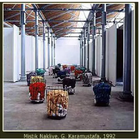 Şekil 27:  “Mistik Nakliye,” Gülsüm Karamustafa 1992’deki 3. Uluslararası  İstanbul Bienali için tekerlekli metal sepetlerin içine yerleştirilen rengarenk  yorganlardan oluşan Feshane gerçekleştirdiği yerleşkenin tanıtım ilanı.