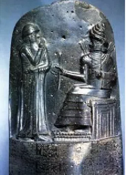 Şekil 4.2.3.2 Kral Hammurabi’nin Koltuğu, Tanrısal Yasaların Yazıtı  İ.Ö.1760, Yeşil Granit Rölyef, Yükseklik: 71cm [8] 