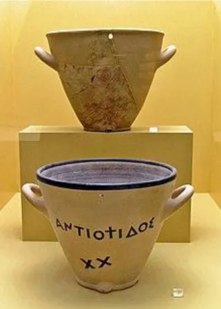 ġekil 2.4, Üstteki kap M.Ö. 5. yüzyıla ait orjinal bir objedir, alttaki ise kilden  yapılmıĢ bir rekonstrüksiyondur (Antik Agora Müzesi, Atina) 32