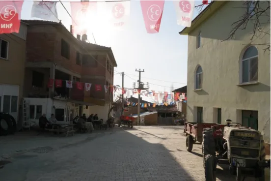 Şekil 4.14 Hisardere Köyü meydanı, sağda cami solda kahve bulunmaktadır. (M. R.  Çakan Arşivi, 2019) 