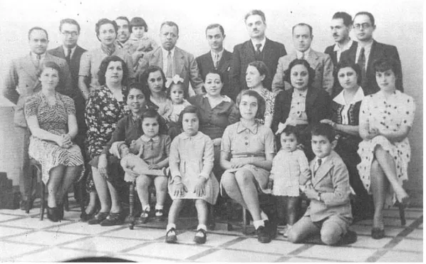 Şekil 2. 1: Hasan Fethi’nin aile fotoğrafı 1 F