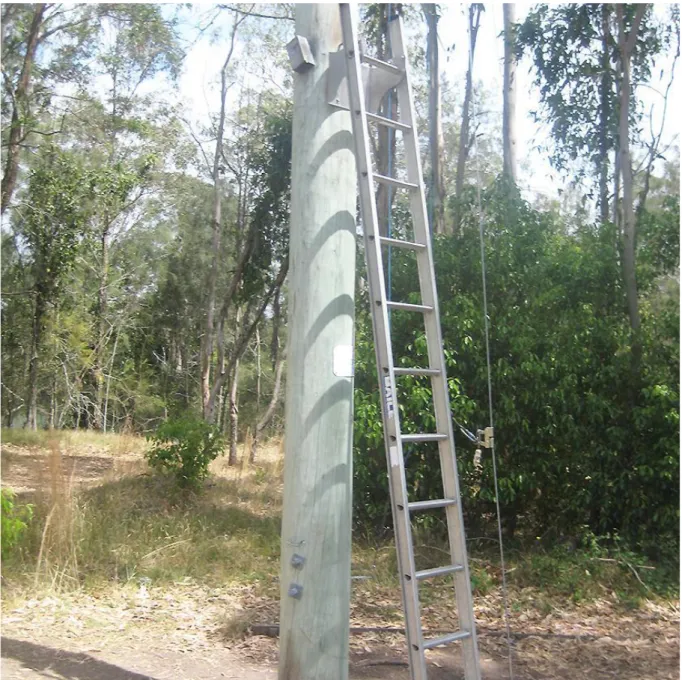 Şekil 10.  Ahşap telefon direğine monte edilen parça ile alimünyum merdivenin  sabitlenmesi(SafetyLink Pty Ltd  “Pole   Bracket Permanent” Erişim: 1 Haziran 
