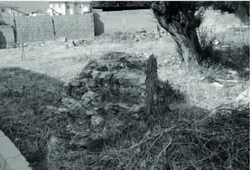 Fig. 22. Kutsal yol güzergahında bir mezara ait olması muhtemel duvar kalıntısı
