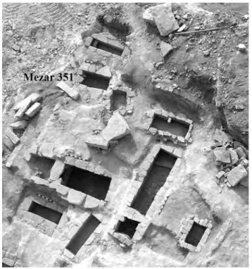 Fig.	3	 Mezar	351	ve	çevresi.