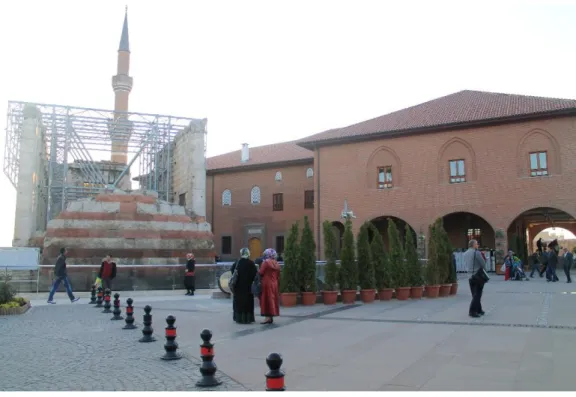 Şekil 3. Hacı Bayram Camii ve Augustus Tapınağı genel görünüm.  Fotoğraf: Arzu Beril Kırcı, 2014