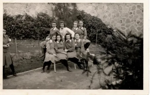 Şekil 11.  Naime Tanrısever ve sınıf arkadaşları, İsmet Paşa Kız Enstitüsü, 1942.        Kaynak: Naime Bademli Aile Arşivi