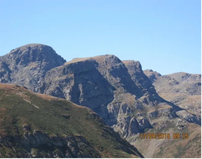 Foto 2: Demirkapı Vadisinde Güneye Dalımlı Volkano-Sedimanter Kayaçlar. 