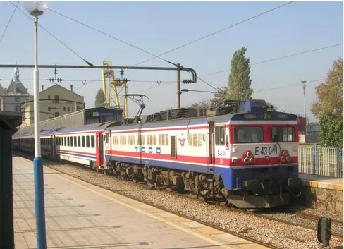 Şekil 3.3.  E43000 elektrikli lokomotifi görünüşü (https://trainspo.com/photo/18804/)  Dizel elektrikli lokomotifler 