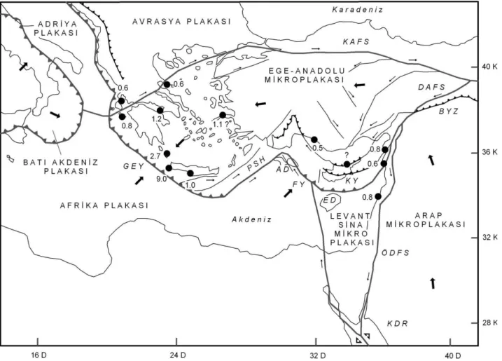 Şekil 1. Doğu Akdeniz ve çevresinin basitleştirilmiş tektonik haritası (Aksu vd., 2005’ten) ile EBTP sırasında yükselmiş kıyı  çizgilerinin  (çeşitli  kaynaklardan)  bulunduğu  lokaliteler  (siyah  noktalar)  ve  yükselme  değerleri  (metre  olarak)