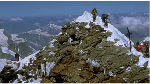 Foto 1. Alpler’de  yükselti ve tırmanış  zorluğu bakımından önemli zirvelerden biri olan Matterhorn (4.478 m.) zirvesindeki 