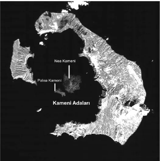 Foto 1. Santorini adasının uydu görüntüsü. Kameni adaları Minoan püskürmesinden sonra kaldera içinde  oluşan volkanik adalardır