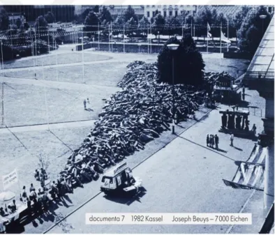 Şekil 3.8.: Joseph Beuys, “7000 Meşe” 1982-1987 yılları arasında dikilmiştir.  ''Yönlendirme Güçleri'' Londra'daki Çağdaş Sanatlar Enstitüsü'ndeki sergiyle  bağlantılı olarak yaratılmıştır (Şekil 3.9.)