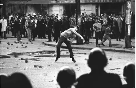 Şekil 3.8: Mayıs 1968’deki Öğrenci İsyanı Sırasında Paris’te Polise Taş Atan Bir  Öğrenci
